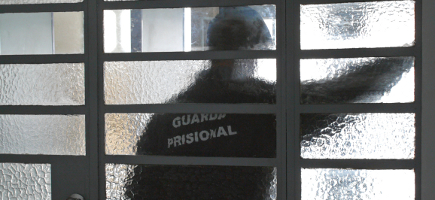 Guarda prisional por tras de vidro
